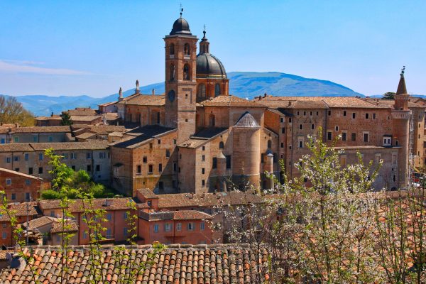 Le Marche Beach and Cutlrue Urbino - dans les Marches, en Italie centrale - ville de la renaissance elle est classée au patrimoine mondial de l'UNESCO. Universitaire, elle compte plus d'étudiants que de résidents